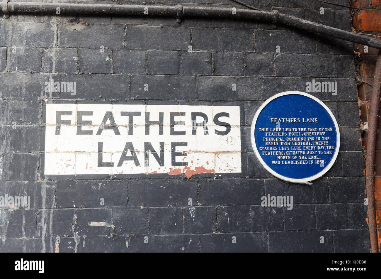 Targa blu piume di marcatura corsia in Bridge Street, Chester che ha portato al cantiere della storica Feathers Hotel Foto Stock