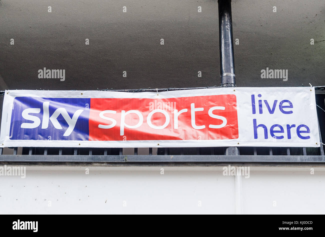 Banner sopra pub dicendo 'Sky Sport vivere qui' in Chester Foto Stock