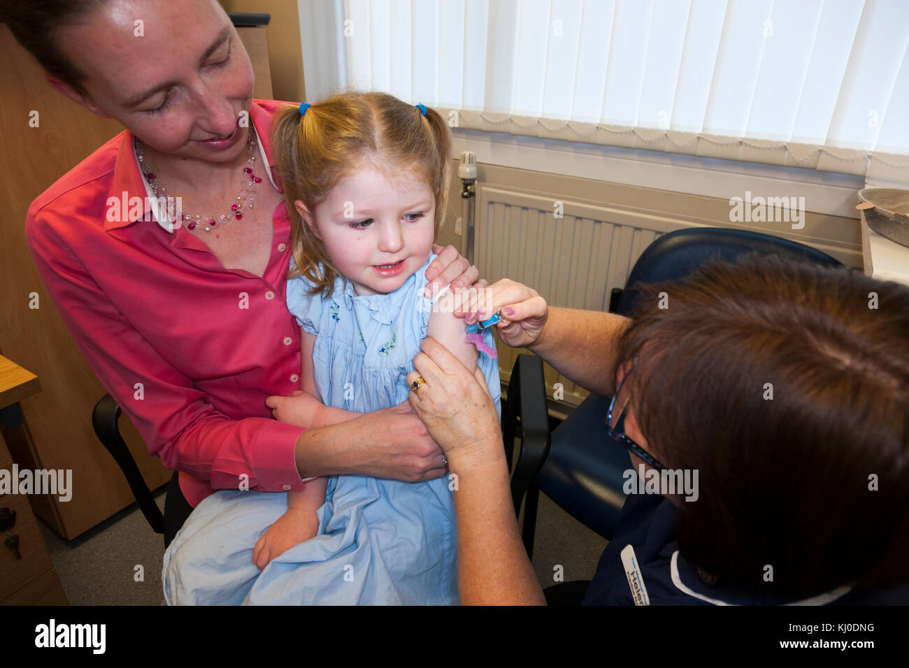 Pratica dando infermiere NHS 4-in-1 pre-scuola / booster Pre scuola & booster MMR seconda dose di immunizzazione inoculazione / / jab a 3 anno di età bambino Foto Stock