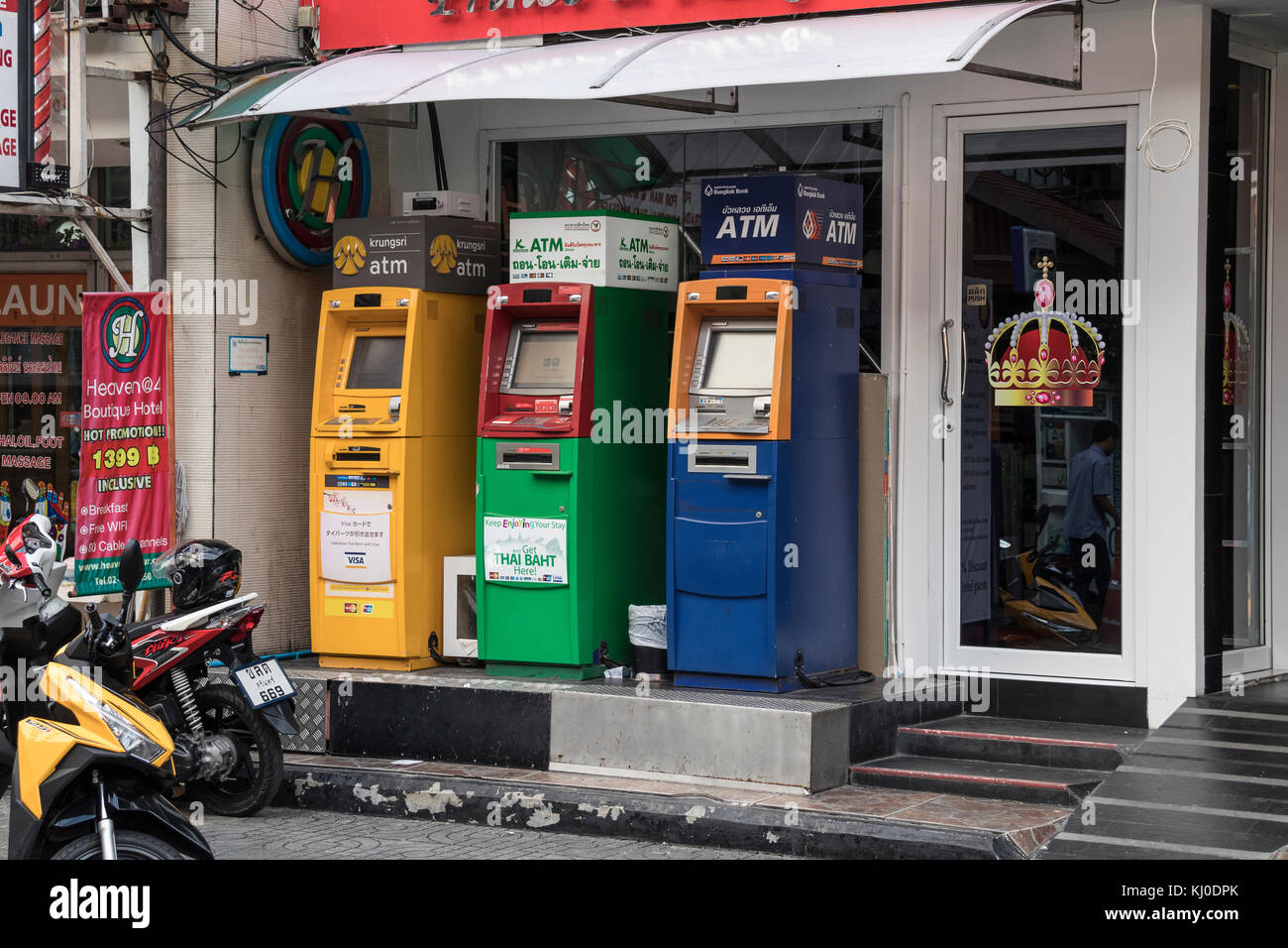 Il giallo, il verde e il blu macchine ATM a Bangkok, in Thailandia Foto Stock