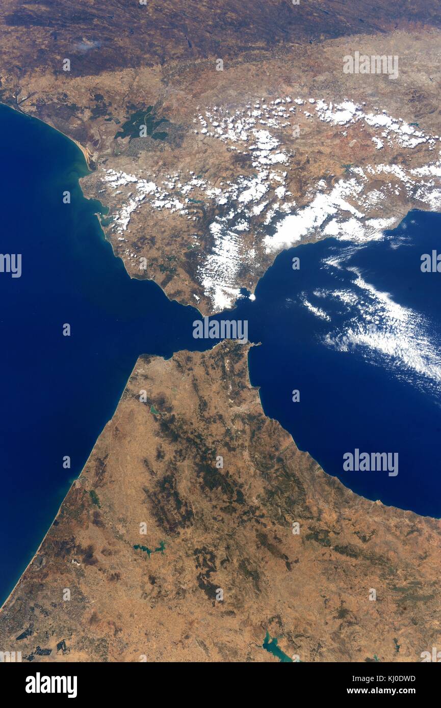 Vista dalla stazione spaziale internazionale dello stretto di Gibilterra che separa l'Europa