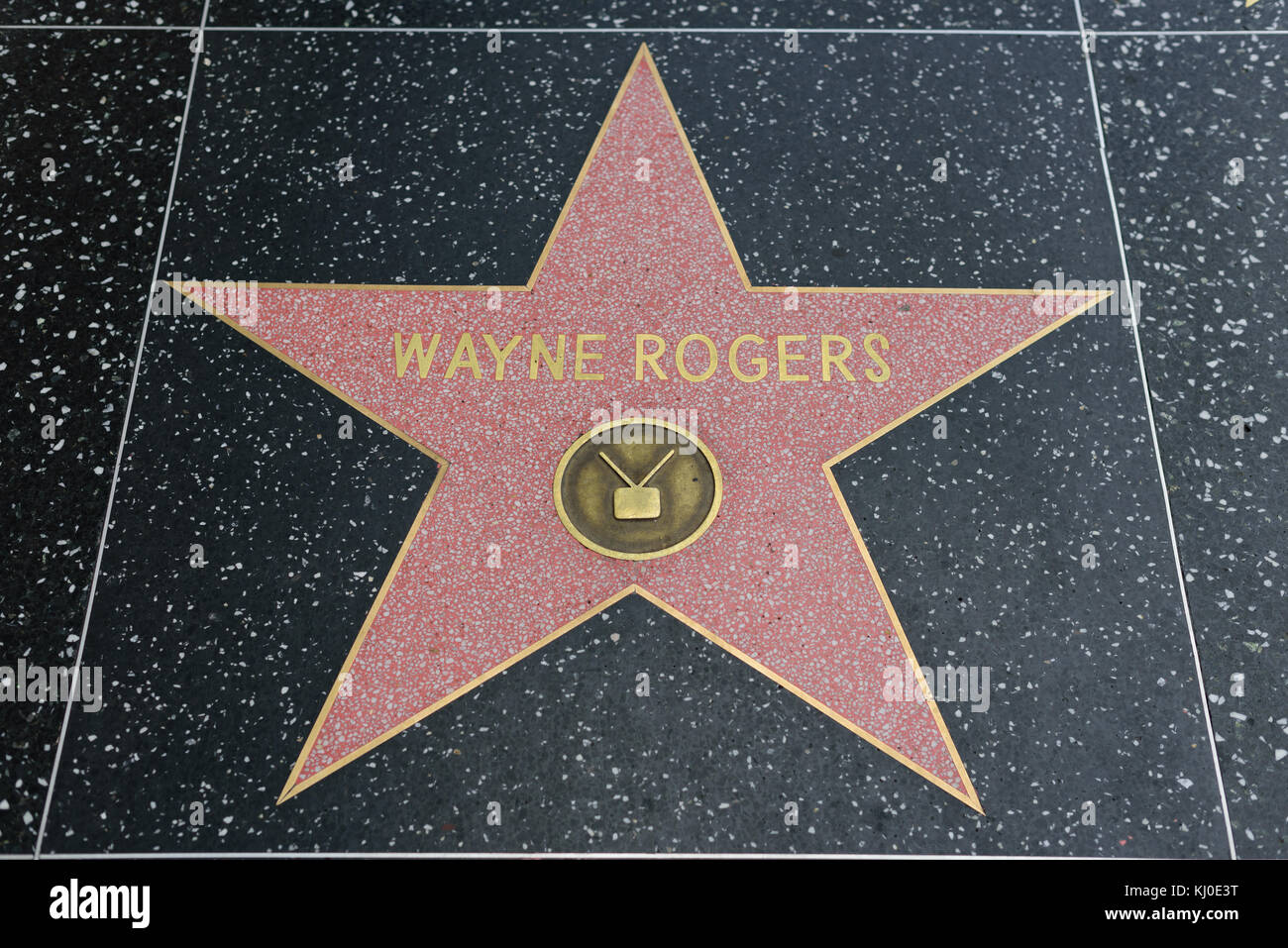 HOLLYWOOD, CA - DICEMBRE 06: Wayne Rogers stella sulla Hollywood Walk of Fame a Hollywood, California il 6 dicembre 2016. Foto Stock