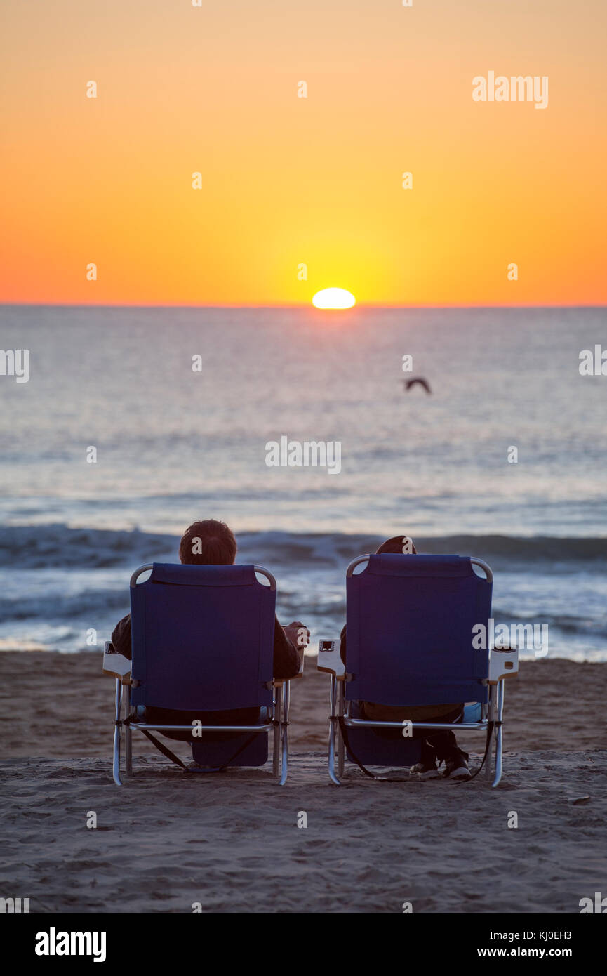 Stati Uniti Maryland md ocean city giovane guardando il tramonto sul mare oceano atlantico Foto Stock