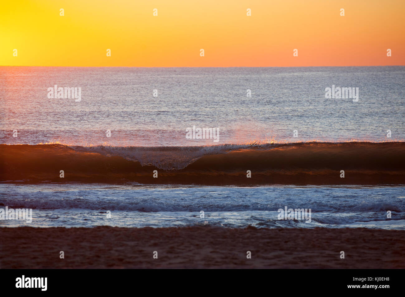 Stati Uniti Maryland md oceano atlantico onde che si schiantano a sunrise lungo la spiaggia Foto Stock