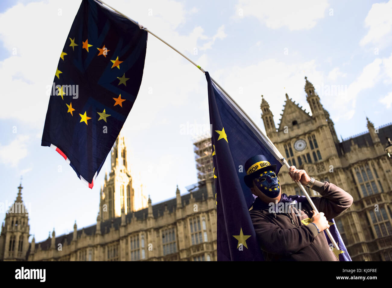 Un lone pro Unione europea protester sorge fuori le case del parlamento in dimostrazione per il risultato del voto Brexit. Foto Stock