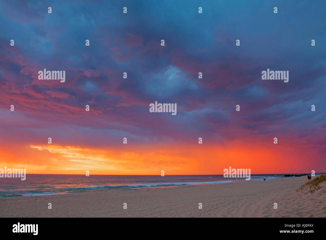 Combinazione colorati di luce del sole attraverso le nuvole al tramonto Foto Stock
