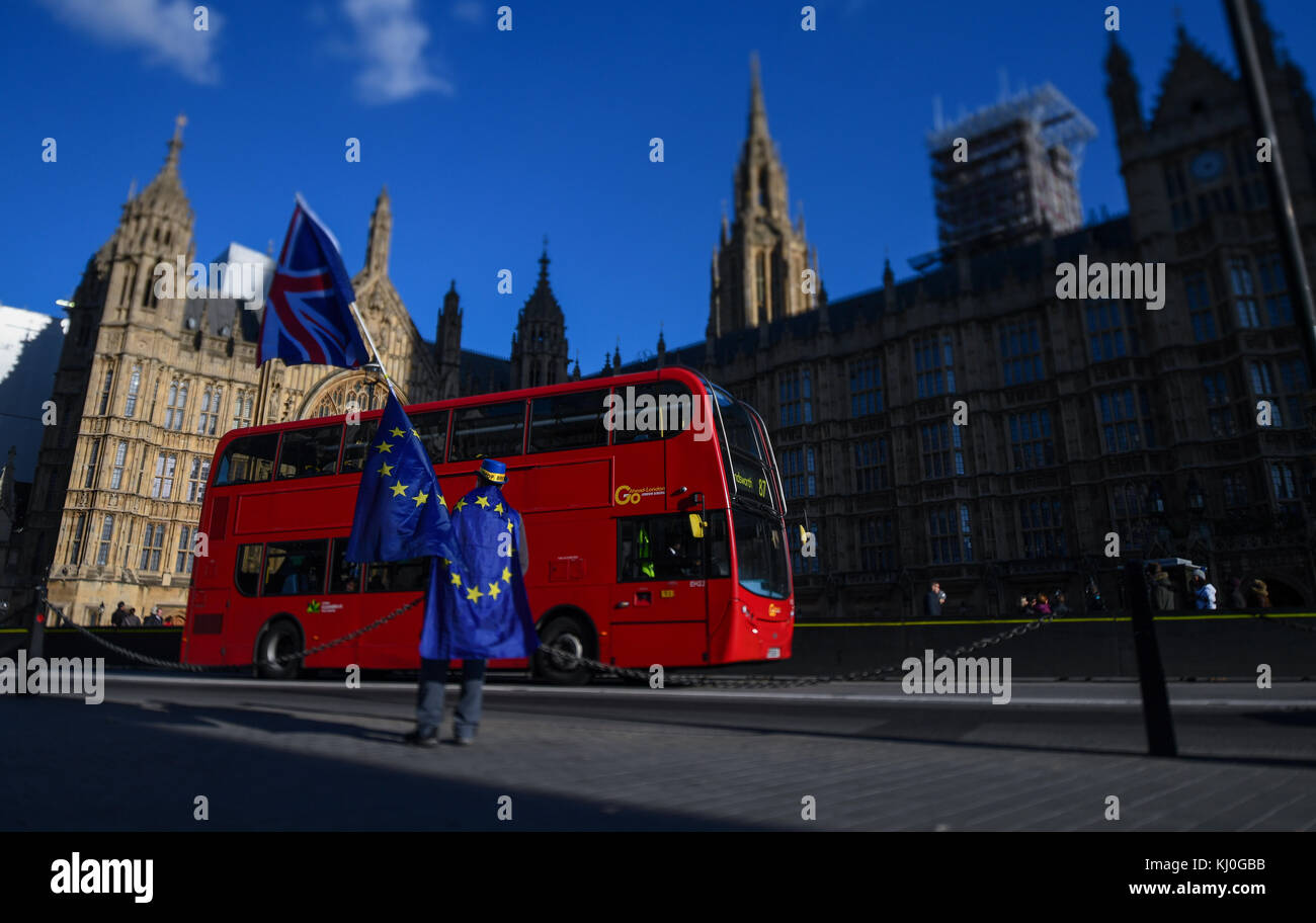 Un solitario manifestante Brexit continua il suo one man stand contro il voto Brexit esito al di fuori della sede del parlamento di Londra. Foto Stock