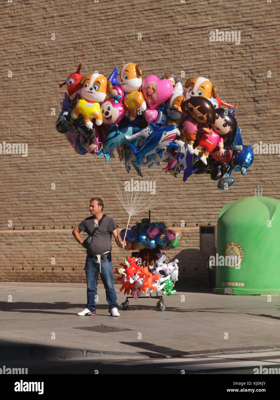 Venditore di palloncino in Plaza del Pilar Zaragoza Spagna Foto Stock
