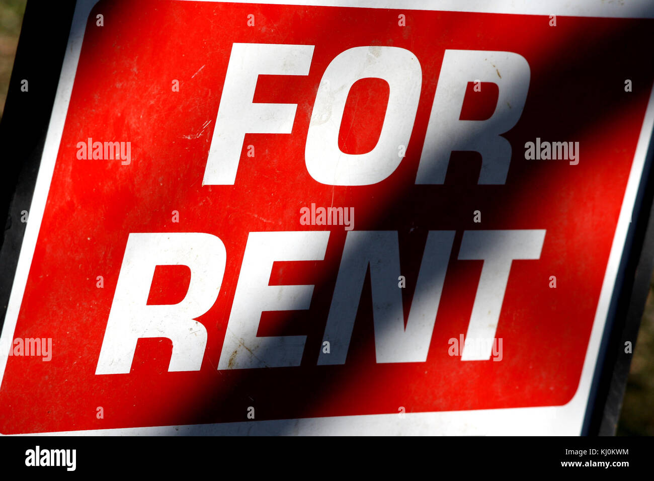 Una fotografia o un'immagine di un tipico cartello "in affitto", che indica gli immobili in affitto disponibili nei mercati immobiliari, comunemente utilizzati per annunci commerciali o residenziali. Foto Stock