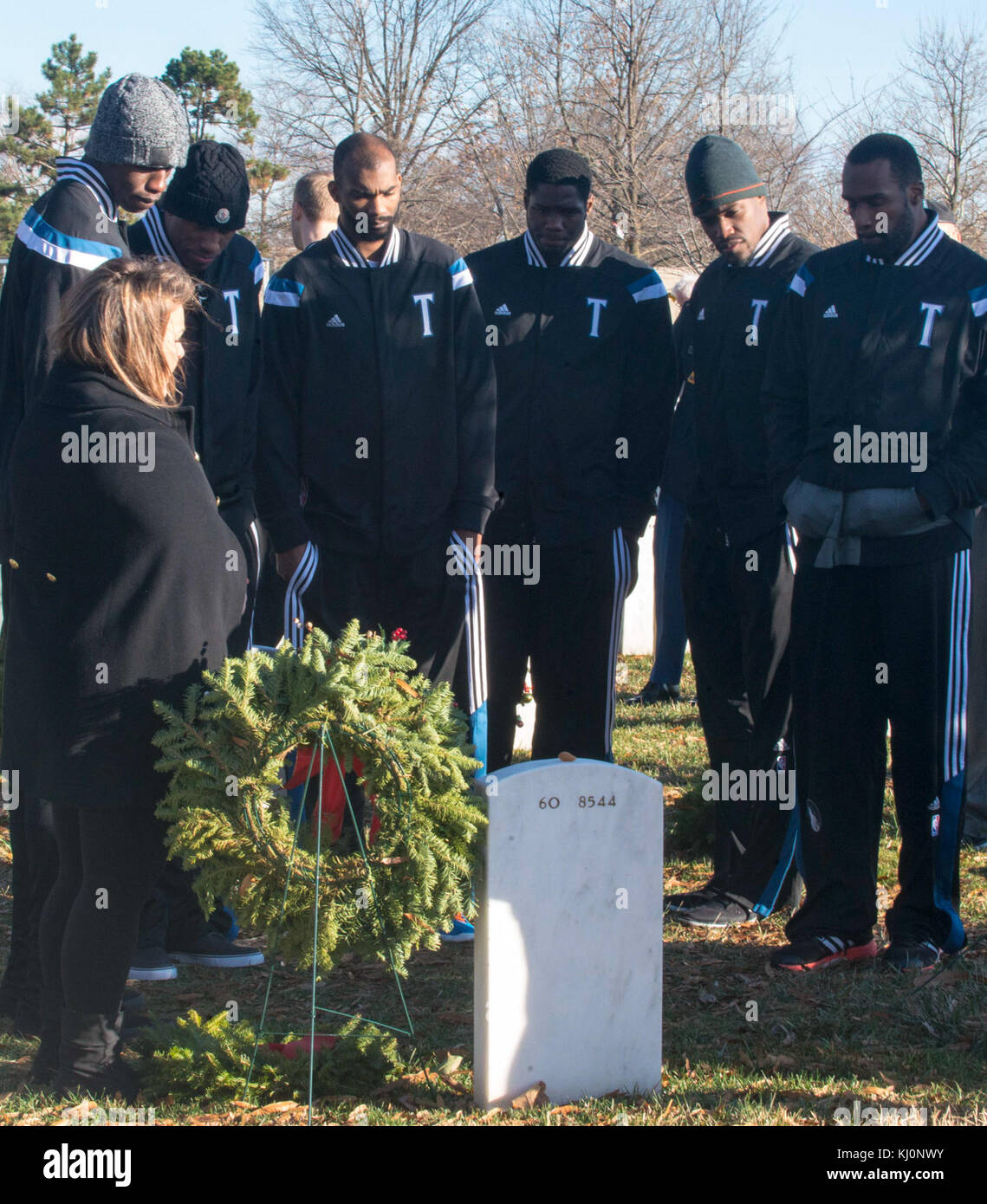 Questa foto cattura una visita della squadra di basket dei Minnesota Timberwolves alla sezione 60, probabilmente riferita a una sezione specifica di uno stadio o di un evento. Mette in evidenza il coinvolgimento pubblico del team e le interazioni con i fan. Foto Stock