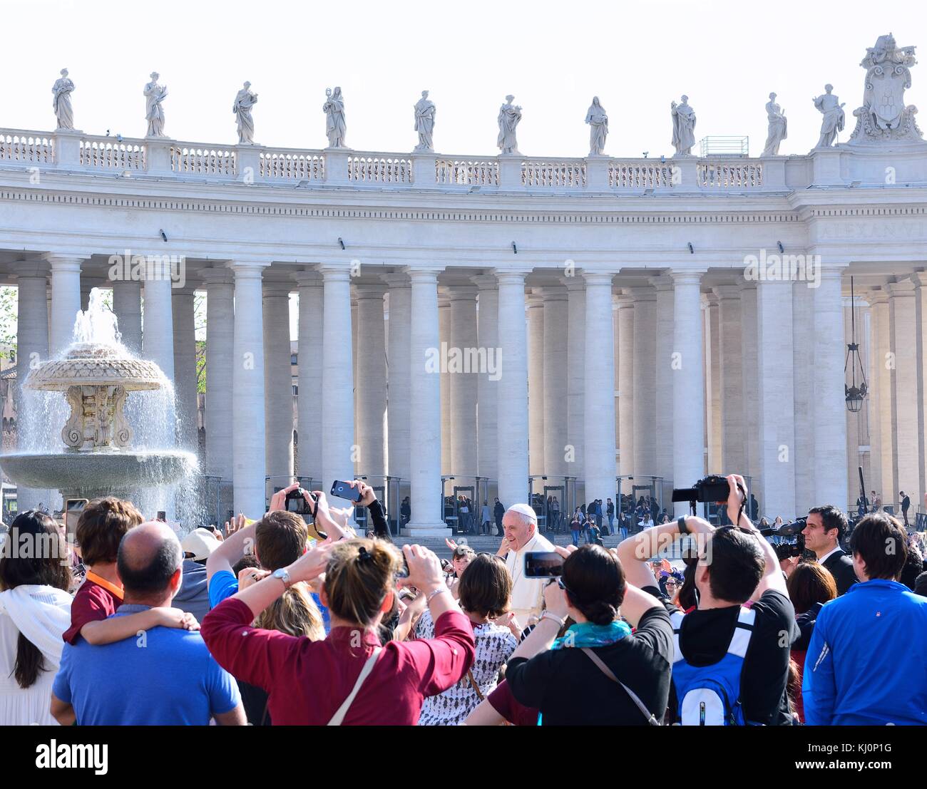 Città del Vaticano - Vaticano - aprile 12 : Papa Francesco saluta i pellegrini durante l udienza generale in piazza san Pietro in Vaticano il 12 aprile Foto Stock