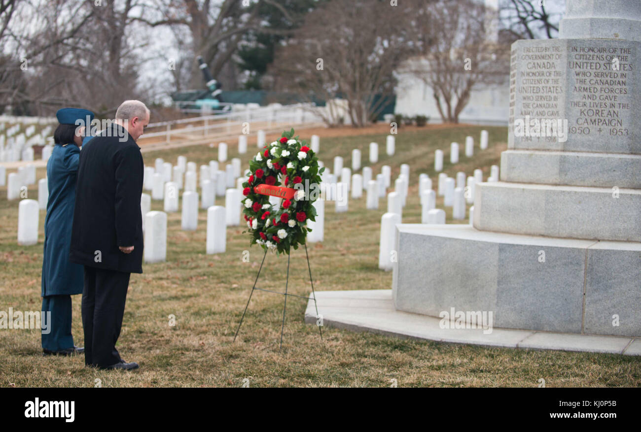 Croce canadese di sacrificio ghirlanda di posa (15817461843) Foto Stock