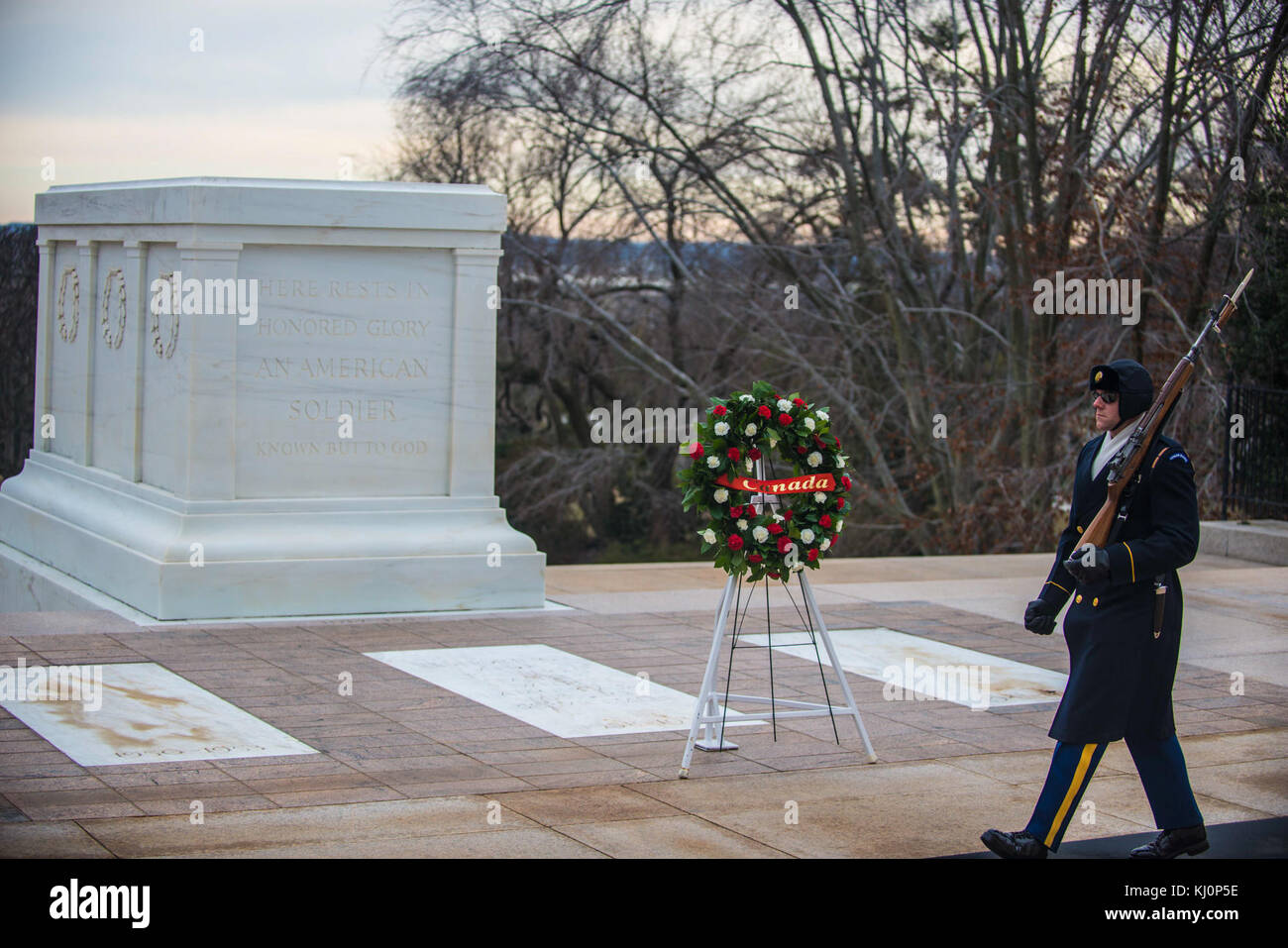 VA canadese Ministro ghirlanda di pubblico che stabilisce - Tomba Guard (15815004874) Foto Stock