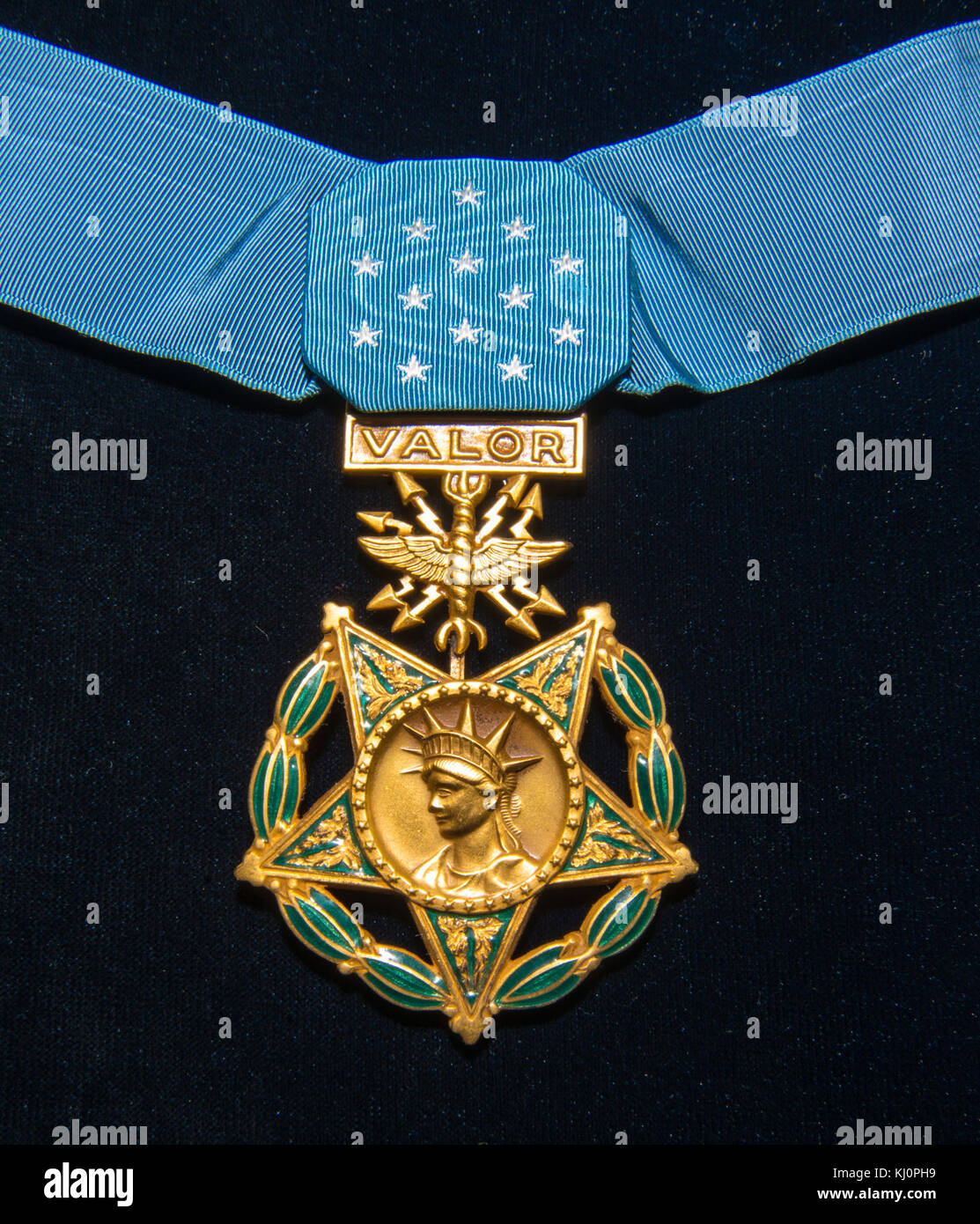 Questa immagine raffigura la U.S. Air Force Medal of Honor, assegnata per atti di valore nel servizio militare. La Medal of Honor è la più alta onorificenza militare, riconoscendo l'eccezionale coraggio e l'eroismo durante il combattimento. Foto Stock