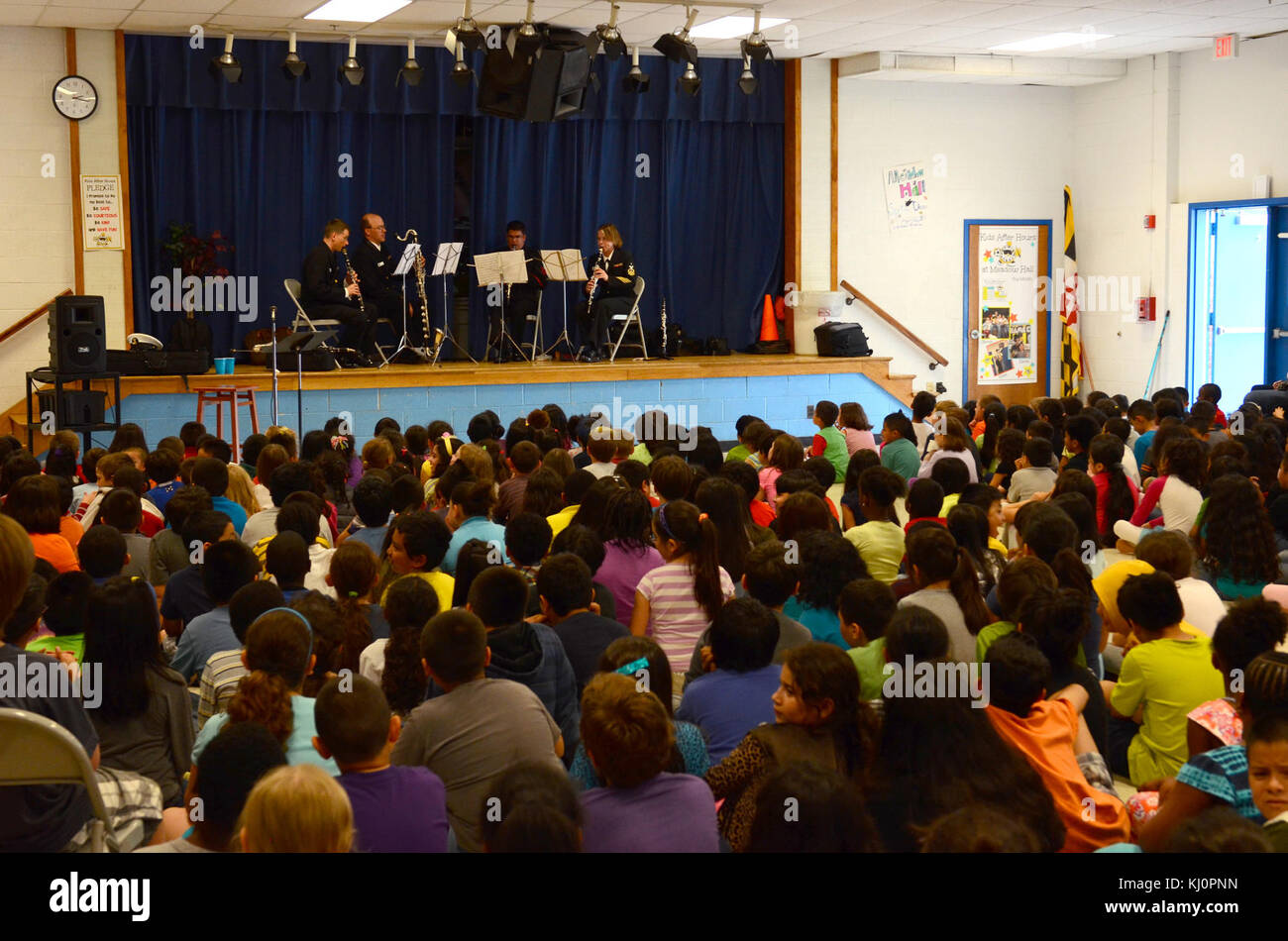 Il quartetto di clarinetti musica nelle scuole a Meadow Hall della scuola elementare (8668817311) Foto Stock