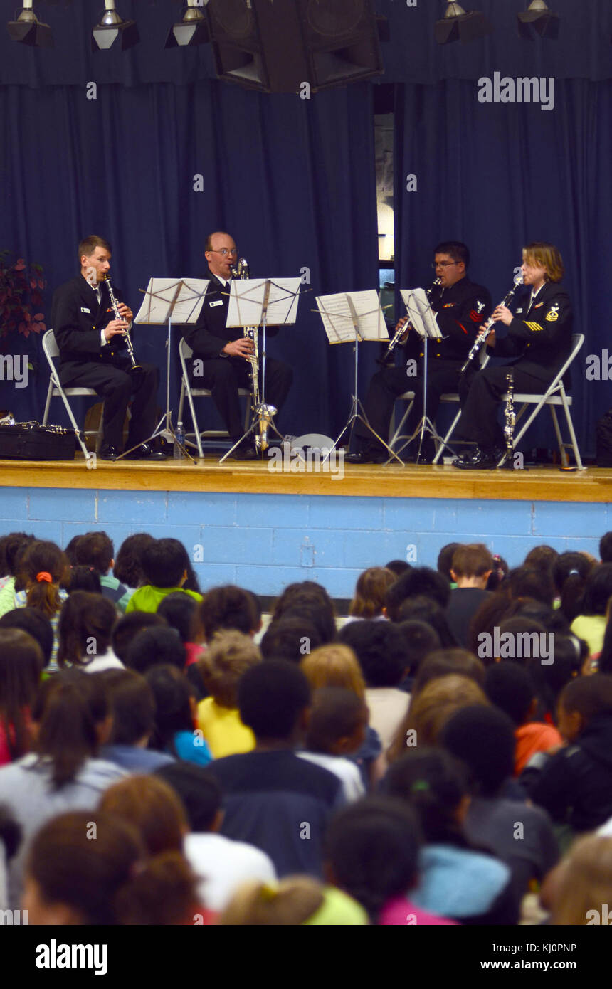 Il quartetto di clarinetti musica nelle scuole a Meadow Hall della scuola elementare (8669918502) Foto Stock