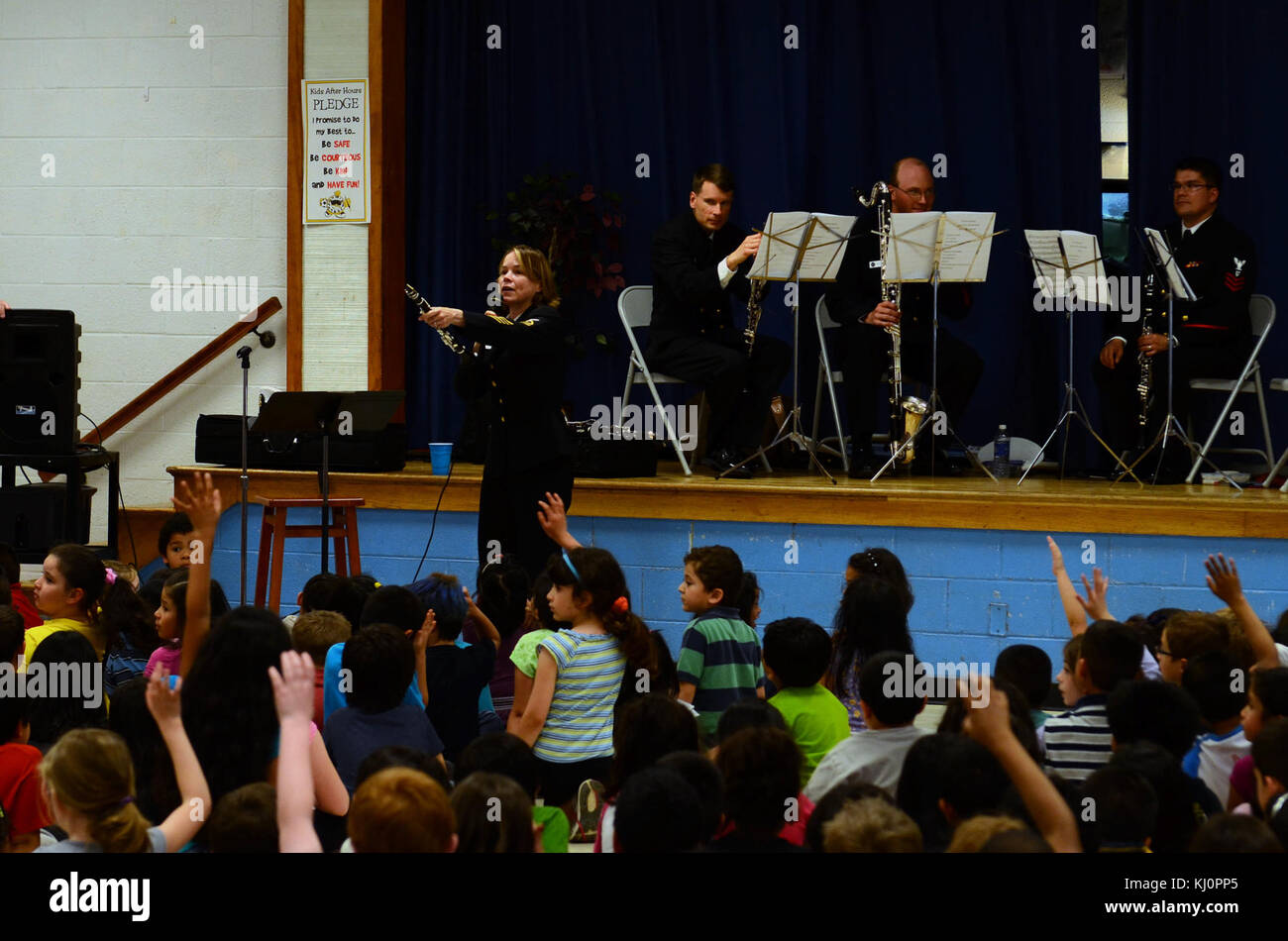 Il quartetto di clarinetti musica nelle scuole a Meadow Hall della scuola elementare (8668803521) Foto Stock
