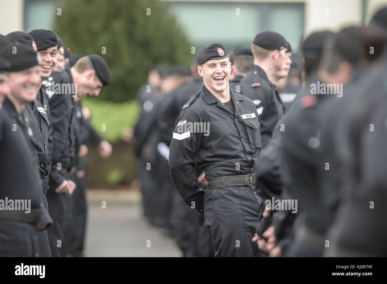 Le truppe del Royal Tank Regiment, con le loro distintive tute e berretti neri, si rilassano e condividono una battuta prima di una parata per celebrare il centenario della Battaglia di Cambrai a Tidworth Camp, Wiltshire. Foto Stock