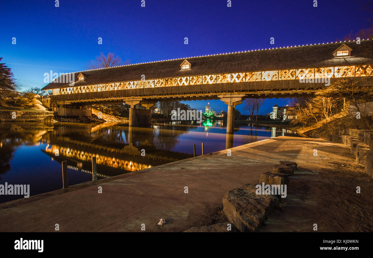 Punto di riferimento in legno ponte coperto di notte nel centro cittadino di frankenmuth, Michigan. Il ponte di sola andata è aperto al traffico veicolare. Foto Stock