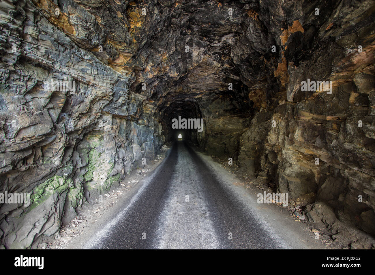 Lungo tunnel scuri. La luce alla fine del tunnel Nada nelle zone rurali del Kentucky. La straziante un modo tunnel è aperto a due vie per il traffico e si trova negli Stati Uniti. Foto Stock