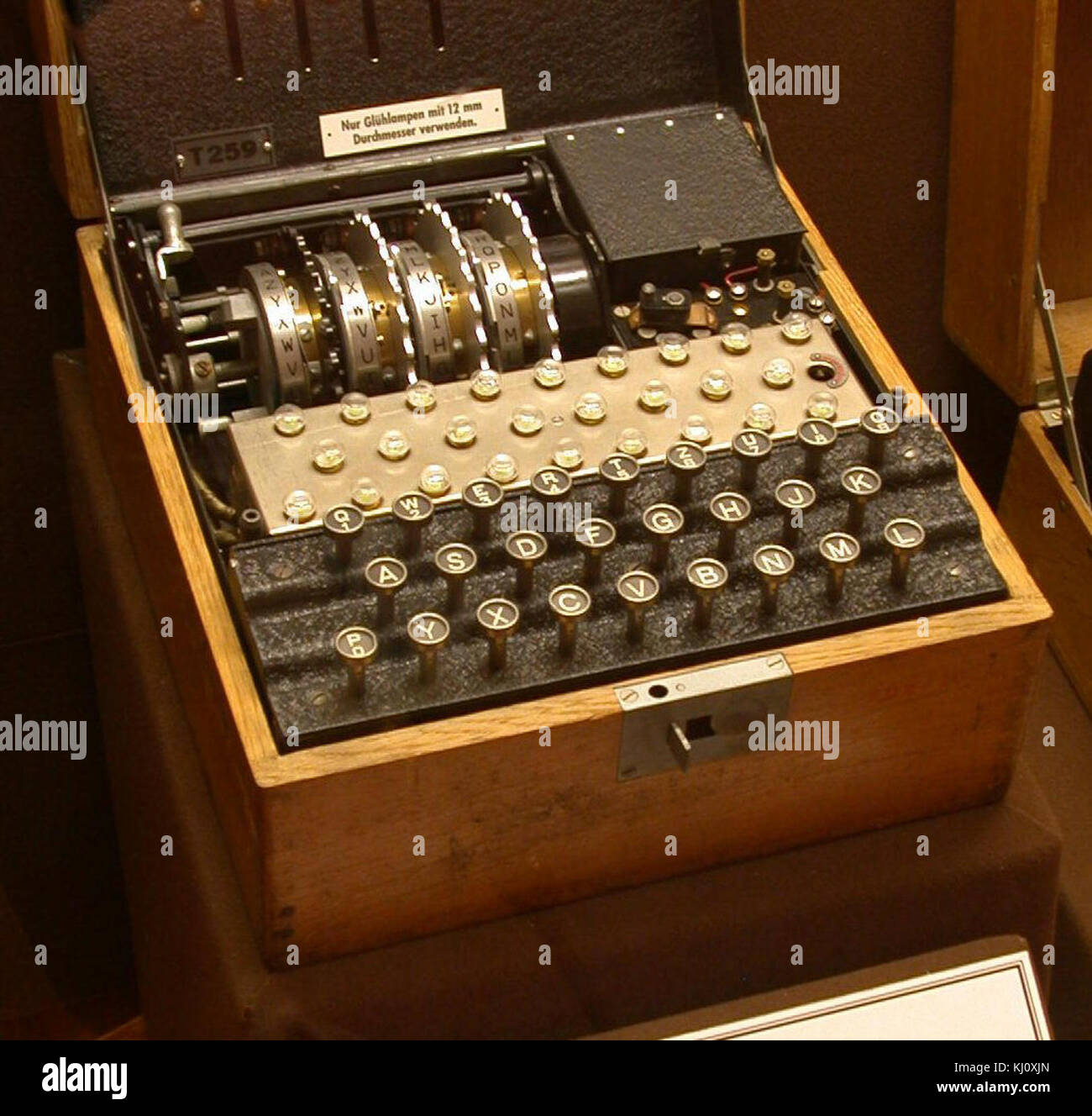 La macchina Enigma a quattro rotori era un dispositivo di cifratura avanzato utilizzato durante la seconda guerra mondiale e dotato di quattro rotori, rendendola più complessa e sicura rispetto alle versioni precedenti, migliorando il suo ruolo nelle comunicazioni militari. Foto Stock