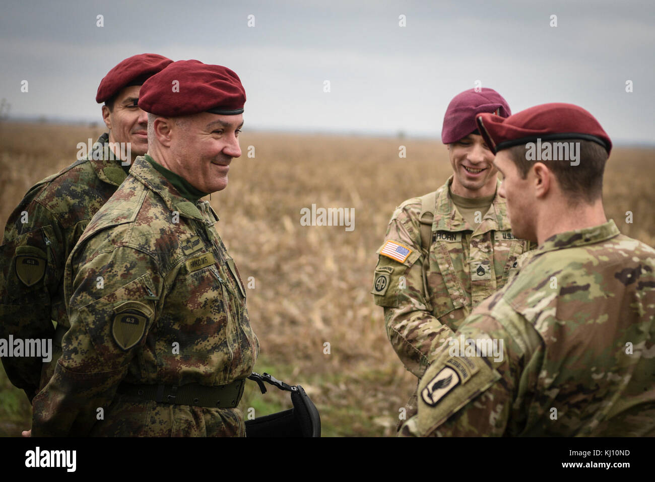 KOVIN, Serbia -- i paracadutisti da Grado Co. 2a Bn., 503rd Reggimento di Fanteria, 173rd Airborne Brigade parlare di paracadutisti dall esercito serbo's 63a Brigata paracadute dopo un salto in volo durante l'esercizio Double Eagle 17. Esercizio Double Eagle è una azienda multi-nazionale a livello di inserimento airborne esercizio che intendono migliorare il rapporto tra gli Stati Uniti e Serbia, e rafforzare la sicurezza regionale. Foto Stock