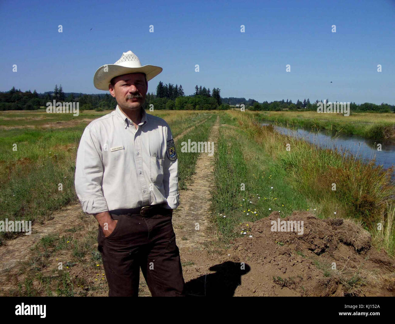 Uomo in bianco hat stand Foto Stock