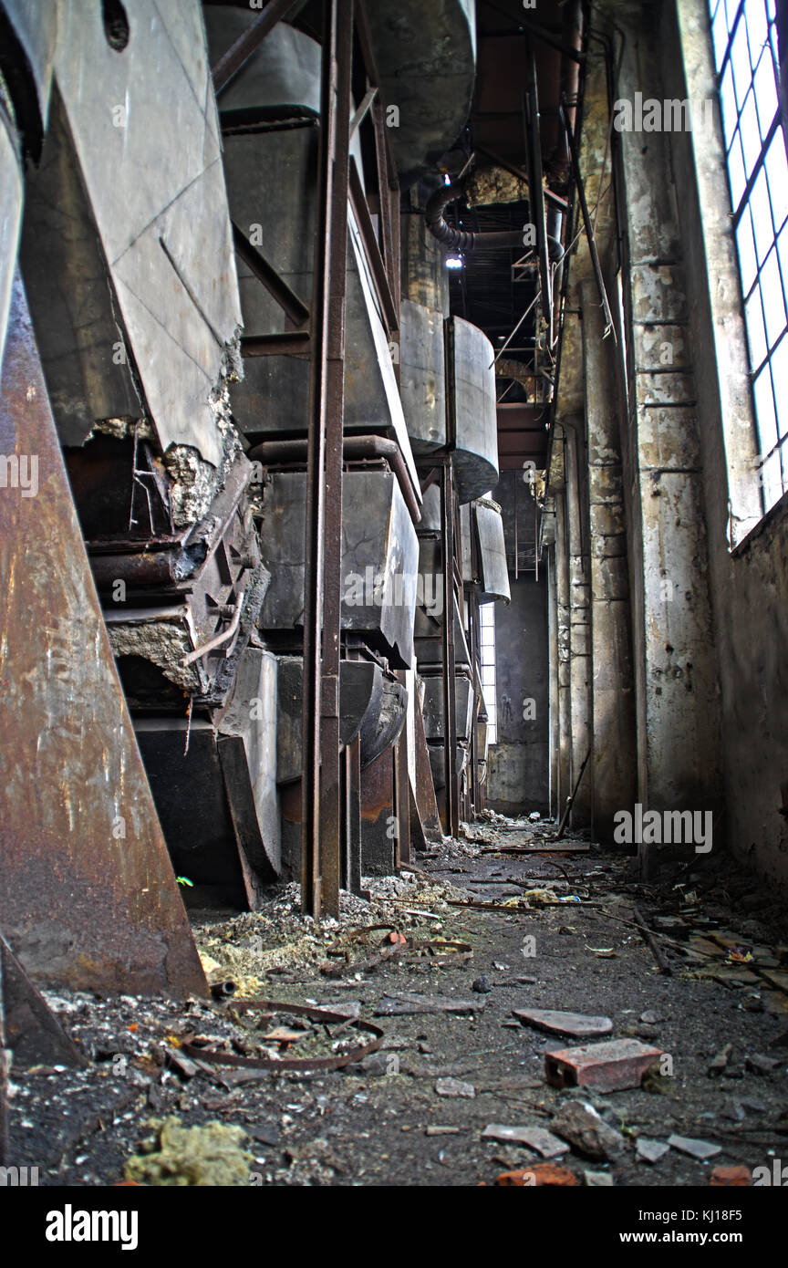 L'interno di una vecchia fabbrica in rovina. dimenticato forno di fonderia. Foto Stock