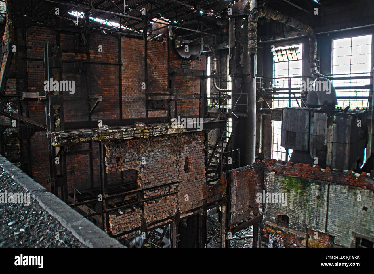 L'interno di una vecchia fabbrica in rovina. dimenticato forno di colata. Foto Stock