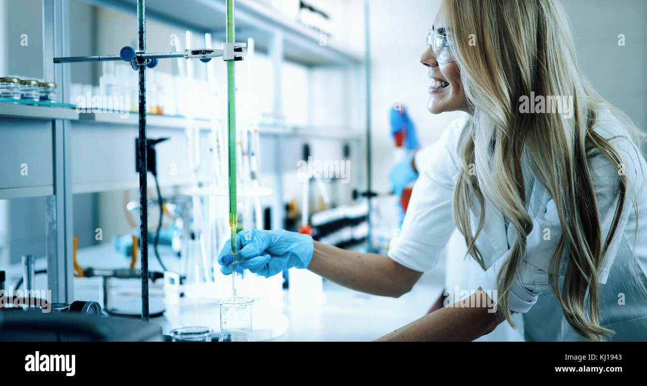 Attraente studente di lavorazione chimica in laboratorio Foto Stock