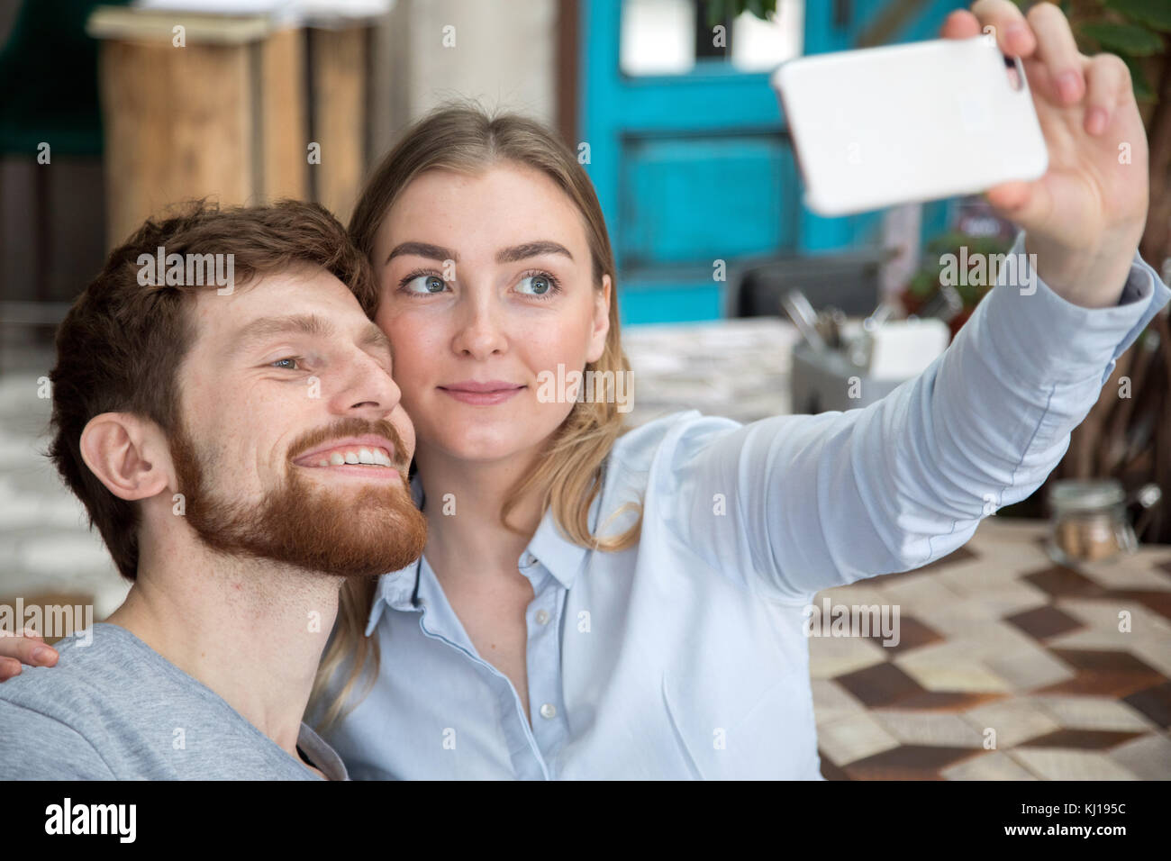 Coppia giovane tenendo selfie Foto Stock