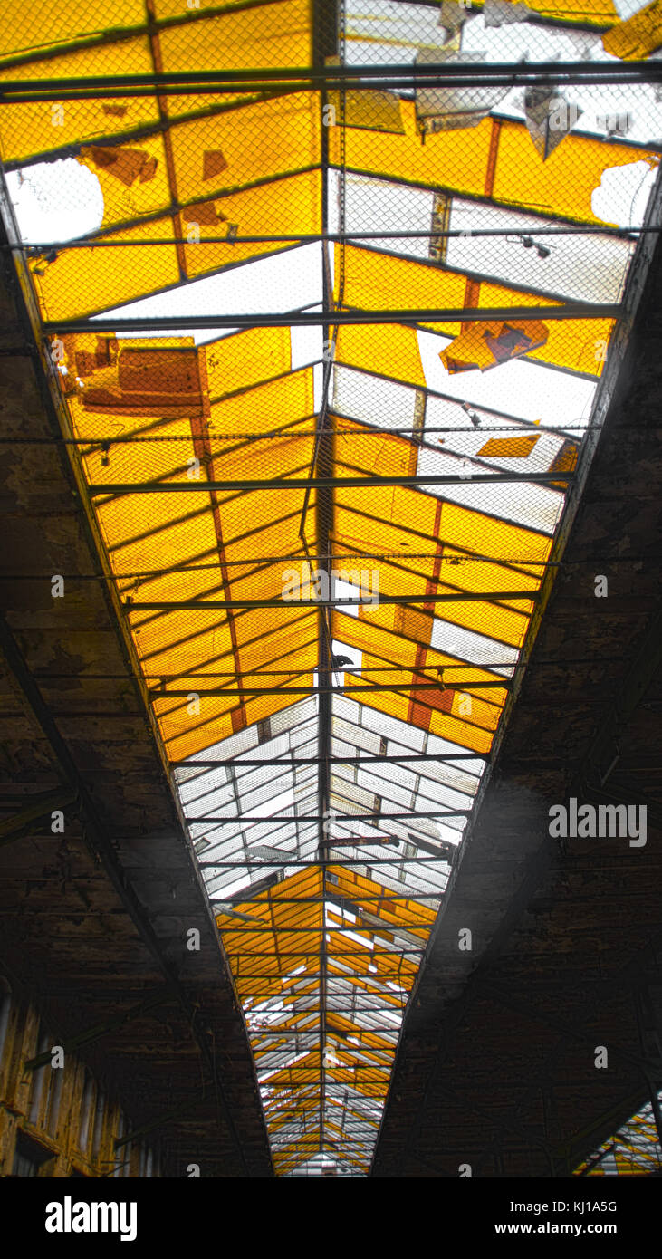 Lucernario nel tetto della vecchia fabbrica hall. naturale luce a soffitto in vista astratta. Foto Stock