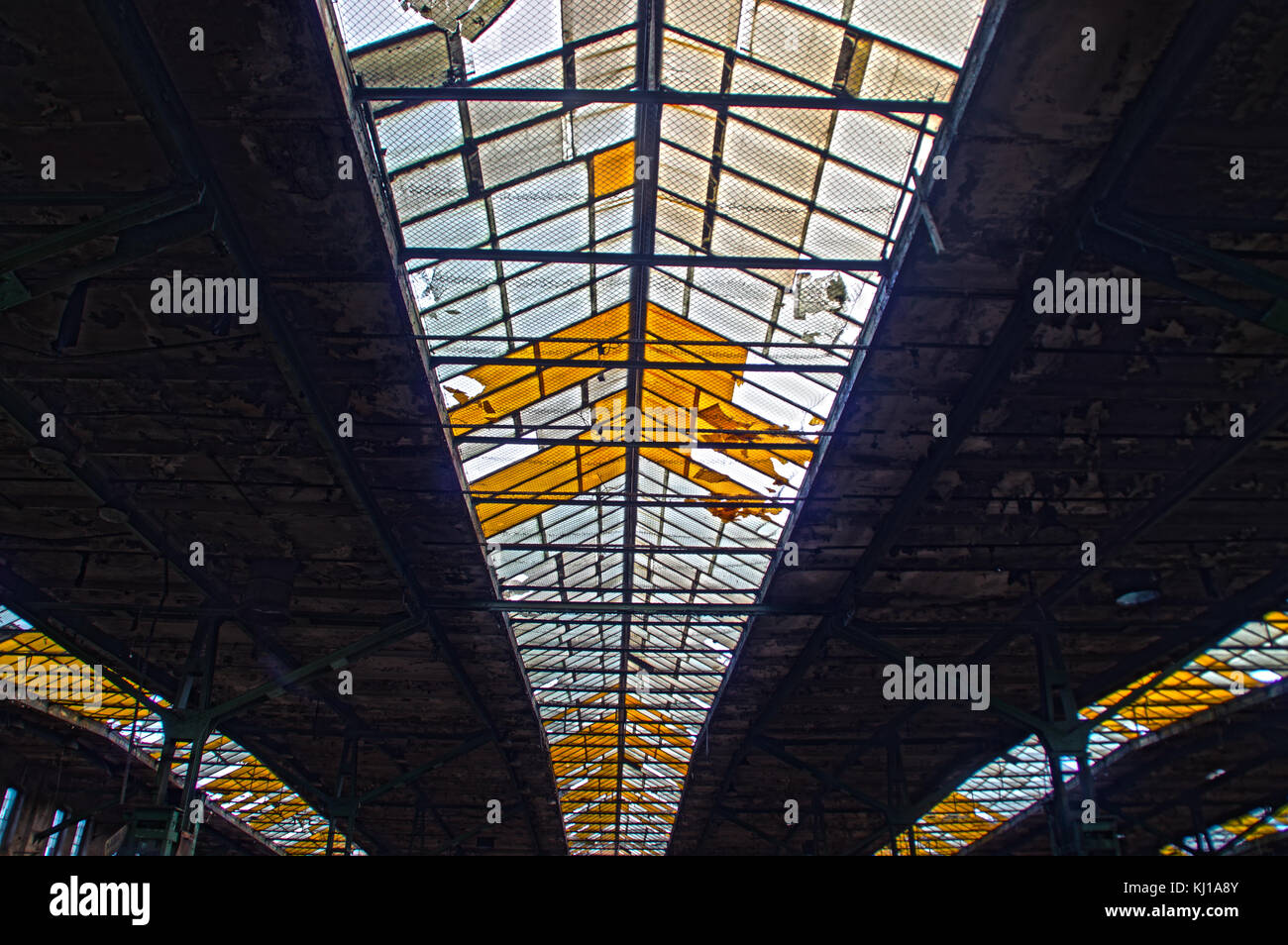 Lucernario nel tetto della vecchia fabbrica hall. naturale luce a soffitto in vista astratta. Foto Stock