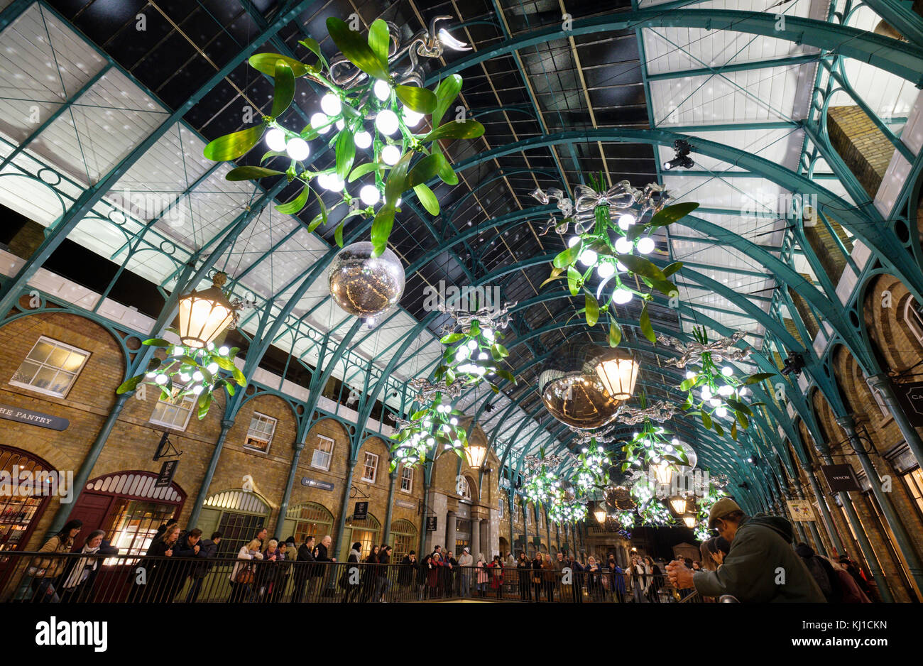 Le decorazioni di Natale al mercato di Covent Garden, Londra, Inghilterra, Regno Unito Foto Stock