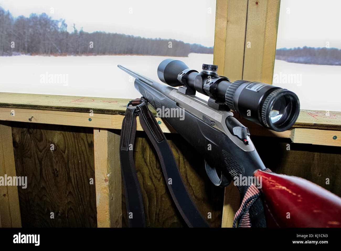 Vista laterale di un fucile in una cieca caccia. Foto Stock