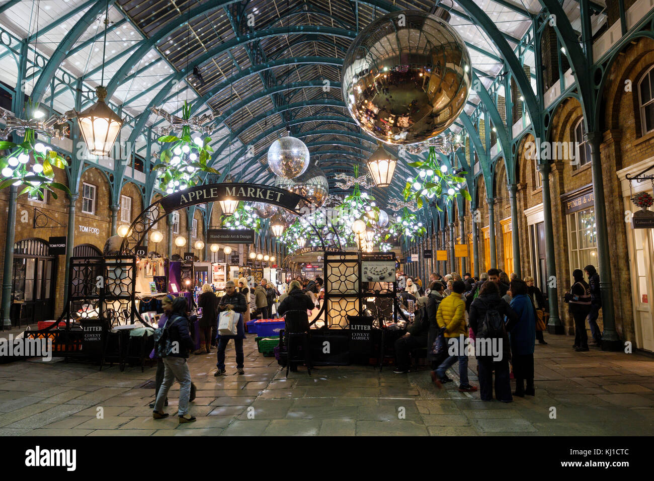 Le decorazioni di Natale ornano il mercato Apple, Est Colonade, Covent Garden, Londra, Inghilterra, Regno Unito Foto Stock