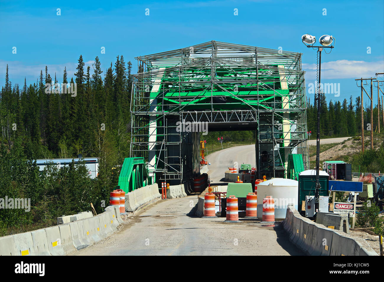 Una strada ridotta a una corsia come un ponte viene ricostruita. Foto Stock