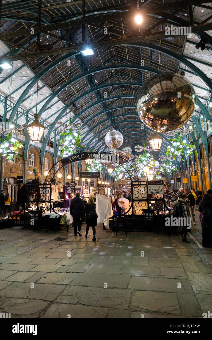 Le decorazioni di Natale ornano il mercato Apple, Est Colonade, Covent Garden, Londra, Inghilterra, Regno Unito Foto Stock