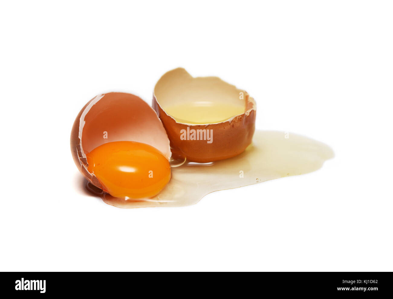 Marrone rotto di un uovo di gallina isolati su sfondo bianco Foto Stock