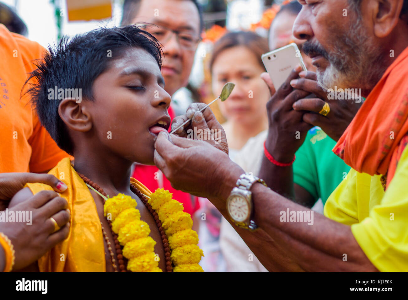 Durante il festival di Thaipusam in Malaysia, Indù devoti la preparazione di preghiera di benedizione di cerimonia dalla perforazione tounge per adempiere i loro voti e offrire grazie a Foto Stock