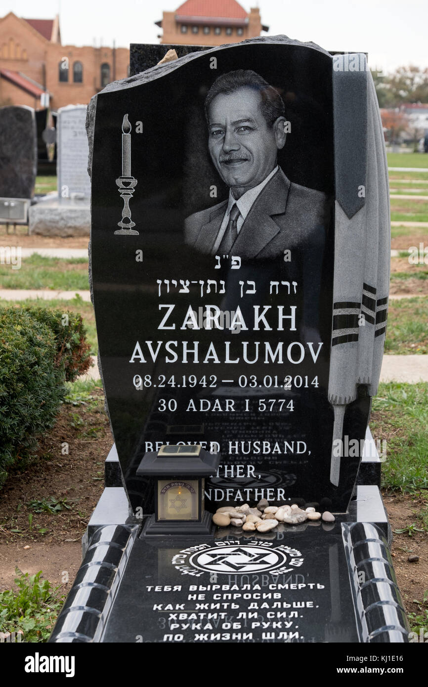 Un raffinato granito nero lapide con un diamante ritratto inciso a Montefiore cimitero di Cambria Heights, Brooklyn, New York. Foto Stock