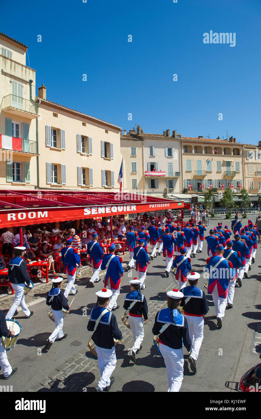 Europa, Francia, Var 83, Saint-Tropez, bravado. Sfilata di flauti e drum player di fronte al famoso caffè Senequier. Foto Stock