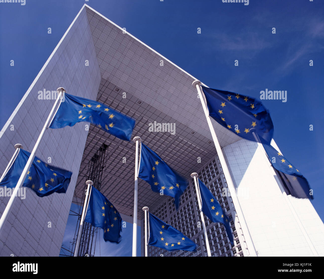 Bandiere dell'Unione europea di fronte al grande Arco a la Defense, Parigi, Francia Foto Stock