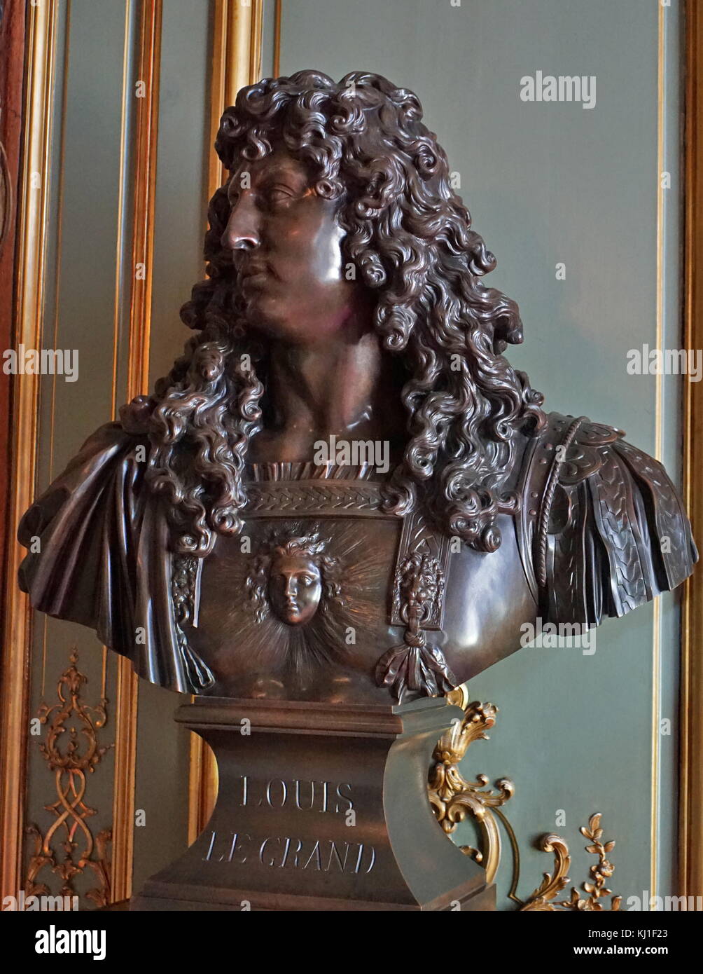 Busto di Luigi XIV (1638 - 1715), noto come Luigi il Grande (Louis le Grand) o il Re Sole (Le Roi-Soleil). monarca della Casa di Borbone che governarono come Re di Francia dal 1643 fino alla sua morte nel 1715. Il suo regno di 72 anni e 110 giorni è la più lunga di qualsiasi monarca di un grande paese nella storia europea. Foto Stock