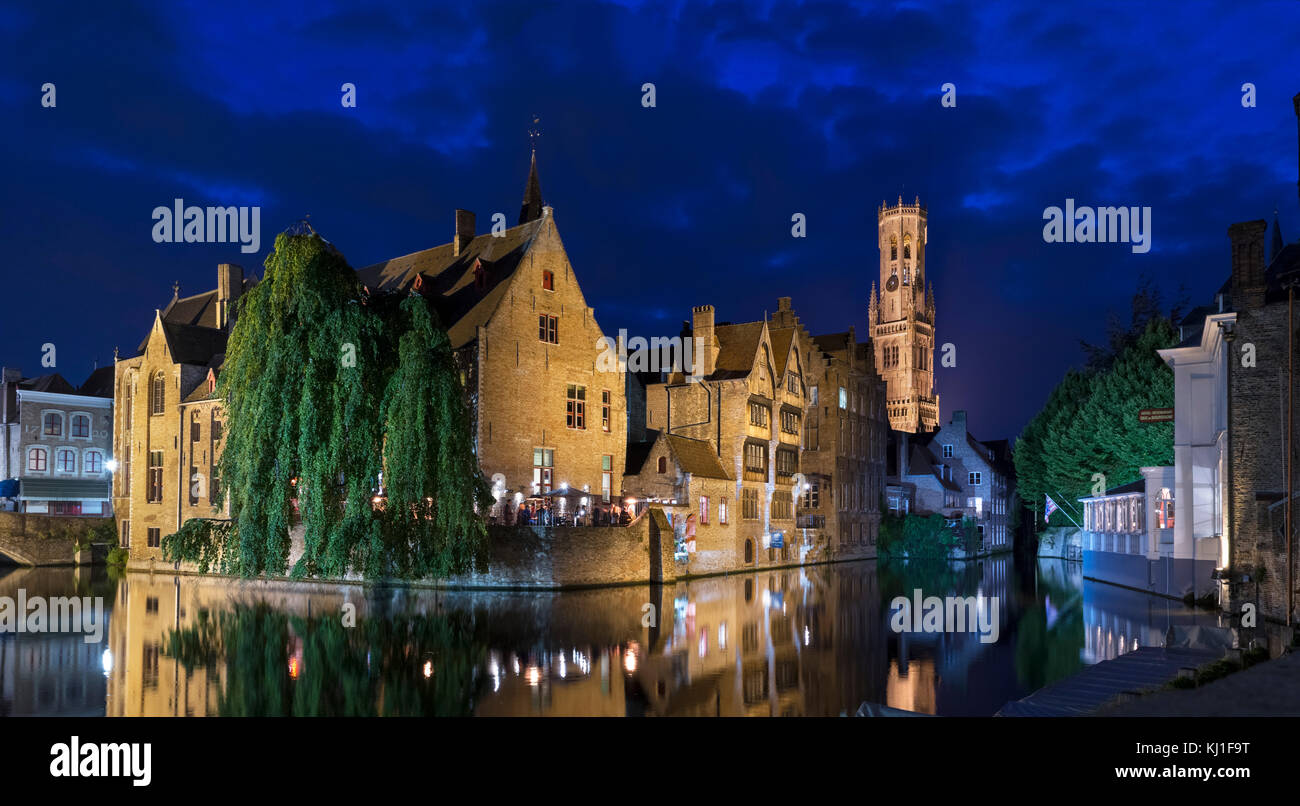 Bruges, Belgio. Il Dijver canal di notte guardando verso il Bourgoensch Hof Hotel e torre (Belfort), Bruges (Brugge), Belgio. Foto Stock