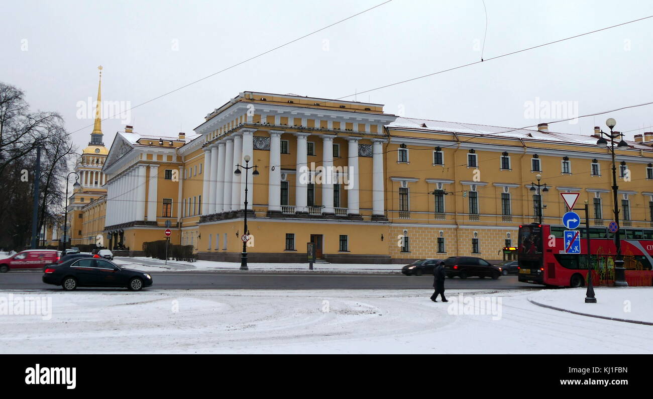 L'Ammiragliato edificio è l'ex sede della Admiralty Board e la Imperial marina russa a San Pietroburgo, Russia e attuale sede della Marina russa l edificio è stato ri-costruito nel XIX secolo per sostenere il Tsar's maritime ambizioni. Il progetto originale era un cantiere fortificato che in seguito è stata circondata da cinque bastioni e inoltre protetto da un fossato. Stile Impero edificio oggi visibile il rivestimento della Admiralty Quay è stato costruito a Andreyan Zakharov del design tra il 1806 e il 1823. Foto Stock L'Ammiragliato edificio è l'ex sede della Admiralty Board e la Imperial marina russa a San Pietroburgo, Russia e attuale sede della Marina russa l edificio è stato ri-costruito nel XIX secolo per sostenere il Tsar's maritime ambizioni. Il progetto originale era un cantiere fortificato che in seguito è stata circondata da cinque bastioni e inoltre protetto da un fossato. Stile Impero edificio oggi visibile il rivestimento della Admiralty Quay è stato costruito a Andreyan Zakharov del design tra il 1806 e il 1823. Foto Stock