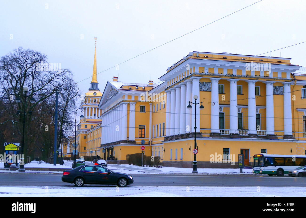 L'Ammiragliato edificio è l'ex sede della Admiralty Board e la Imperial marina russa a San Pietroburgo, Russia e attuale sede della Marina russa l edificio è stato ri-costruito nel XIX secolo per sostenere il Tsar's maritime ambizioni. Il progetto originale era un cantiere fortificato che in seguito è stata circondata da cinque bastioni e inoltre protetto da un fossato. Stile Impero edificio oggi visibile il rivestimento della Admiralty Quay è stato costruito a Andreyan Zakharov del design tra il 1806 e il 1823. Foto Stock L'Ammiragliato edificio è l'ex sede della Admiralty Board e la Imperial marina russa a San Pietroburgo, Russia e attuale sede della Marina russa l edificio è stato ri-costruito nel XIX secolo per sostenere il Tsar's maritime ambizioni. Il progetto originale era un cantiere fortificato che in seguito è stata circondata da cinque bastioni e inoltre protetto da un fossato. Stile Impero edificio oggi visibile il rivestimento della Admiralty Quay è stato costruito a Andreyan Zakharov del design tra il 1806 e il 1823. Foto Stock