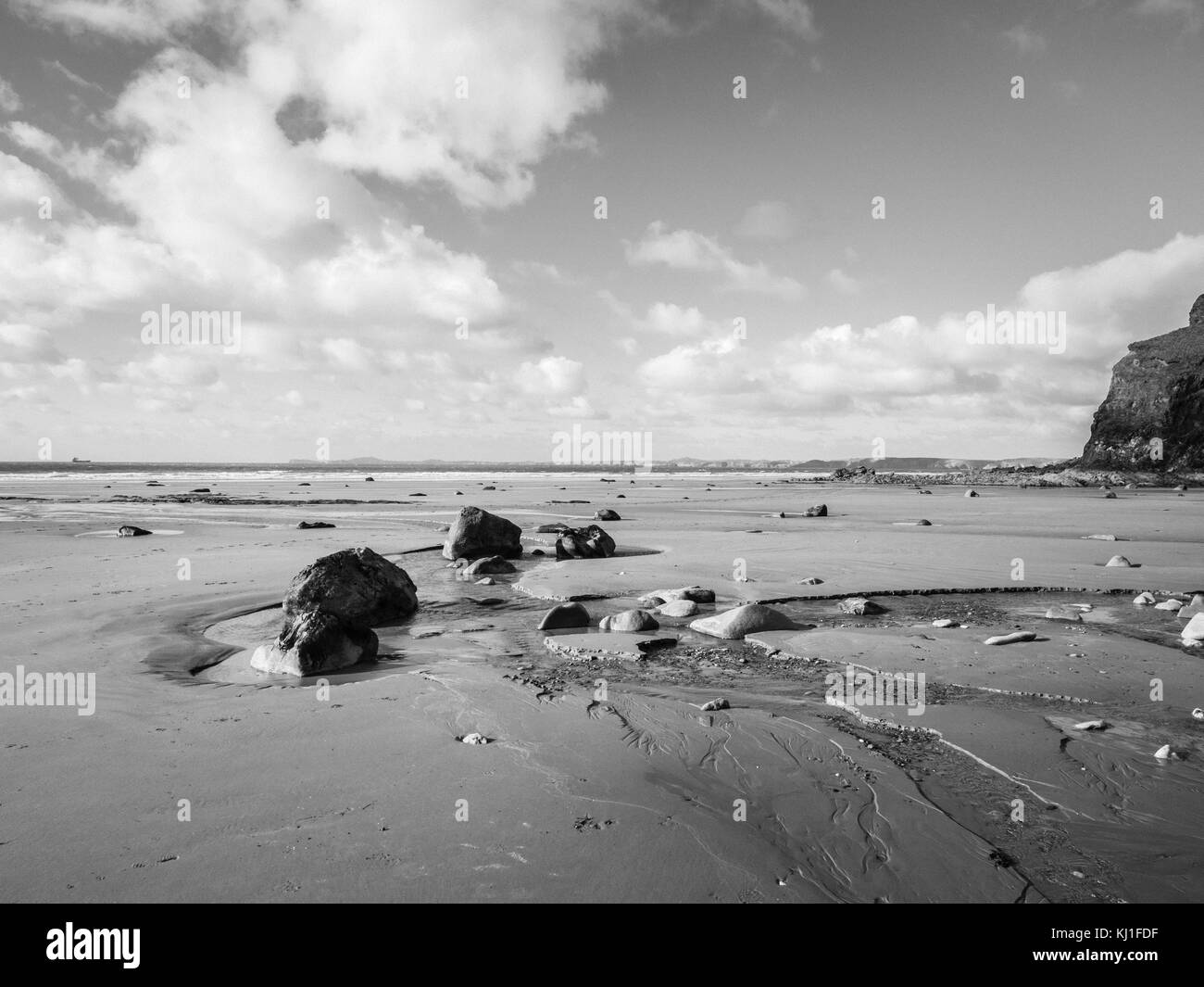 Le spiagge deserte di Tenby Pembrokeshire Coast National Park in una tranquilla e soleggiata giornata. Foto Stock