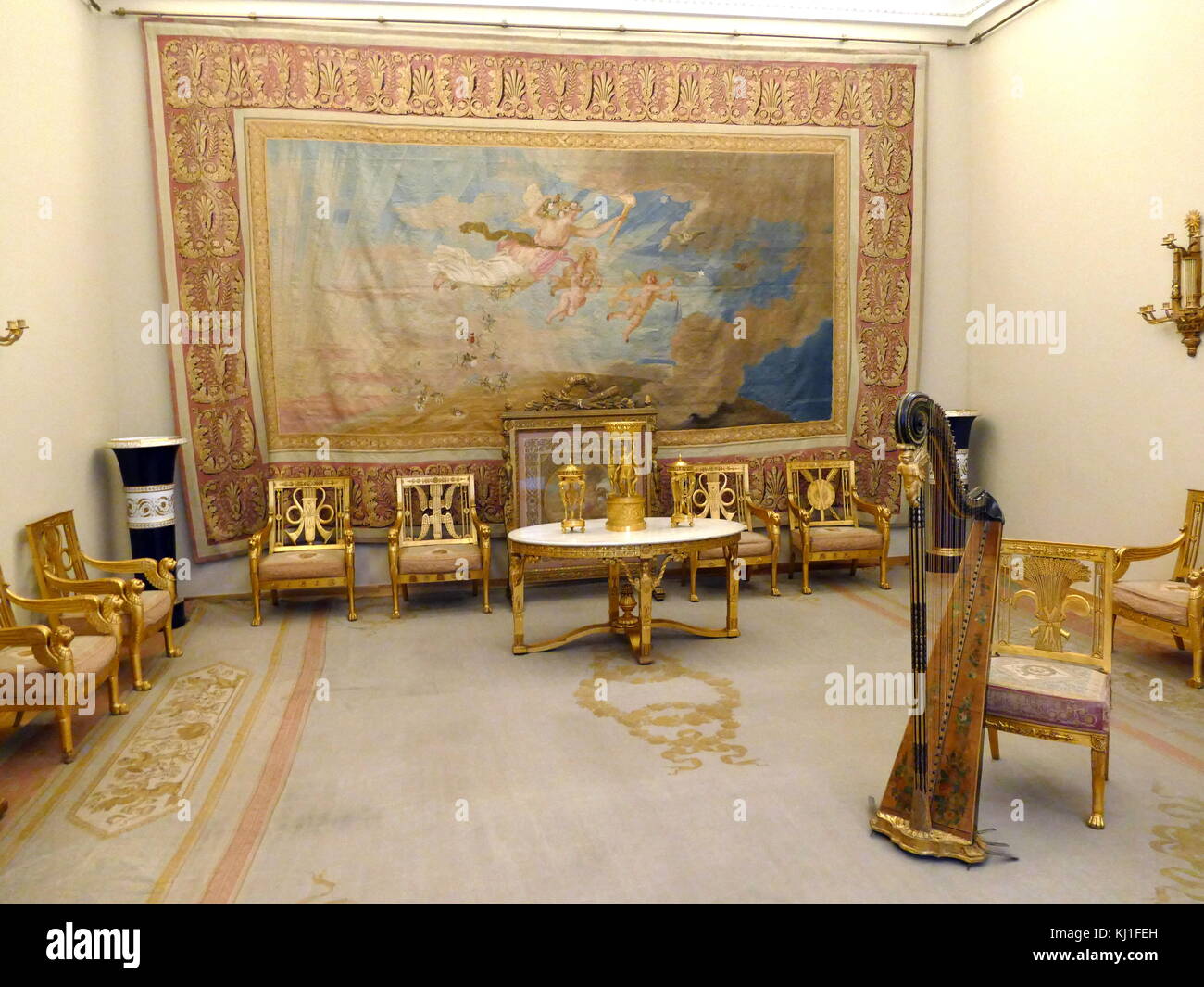 Sala da disegno del Tsar Nicholas II presso il Palazzo d'inverno, San Pietroburgo, Russia. in stile impero, interno del disegno-camera include una parte di un grande mobili-set progettato dall'architetto Luigi Rusca. I mobili con tapestry tappezzeria, commissionato dalla testa della Corte Ufficio, Dmitry Guryev, è stata fatta nel 1805 - 1806 presso l'Imperial arazzo opere. Foto Stock