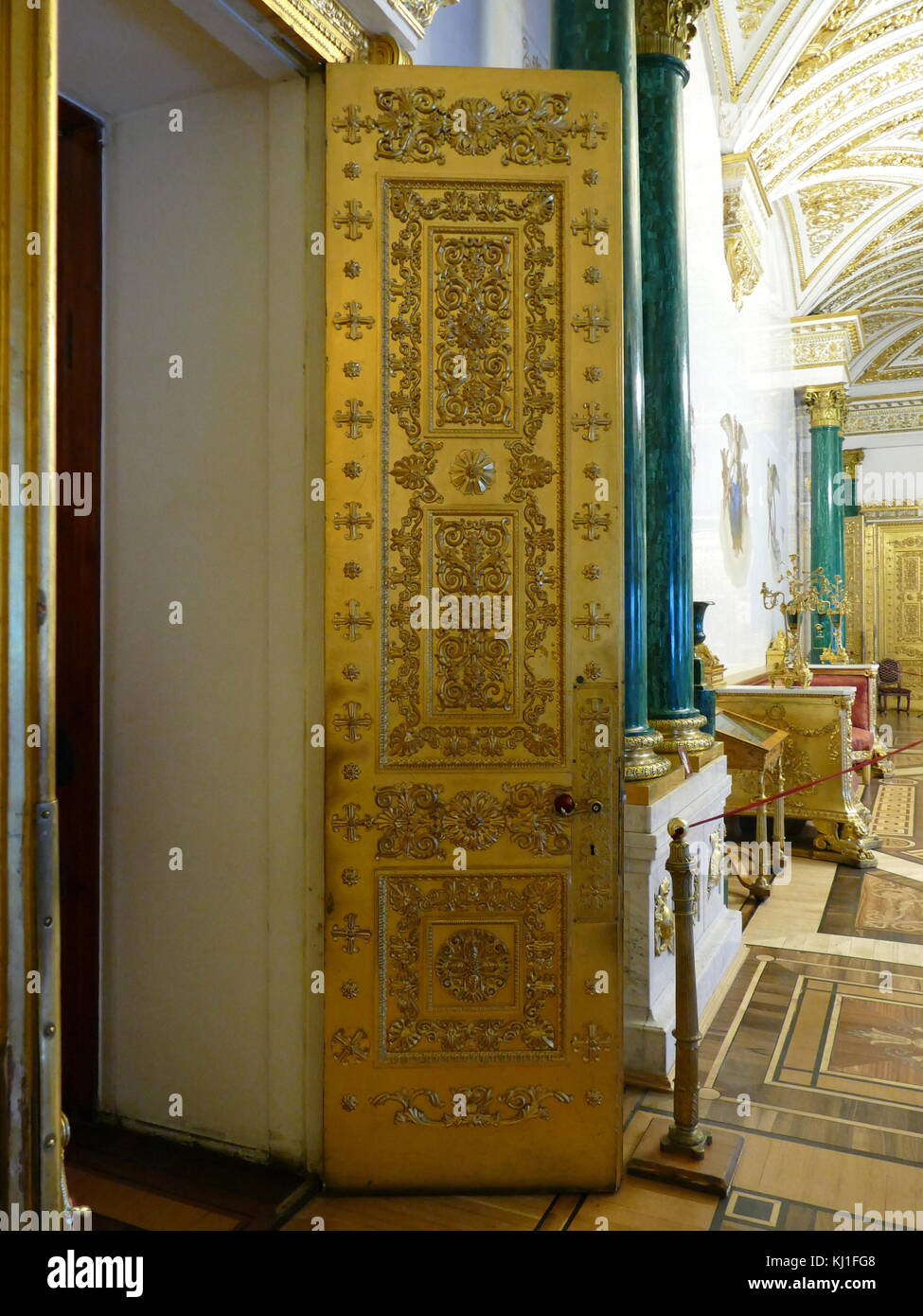 Dorato ed ornato in stile Impero, la sala Malachite presso il Palazzo d'inverno, San Pietroburgo, Russia. Questa era la camera dove il governo provvisorio ha incontrato prima di essi sono stati arrestati in ottobre rivoluzione russa del 1917 Foto Stock